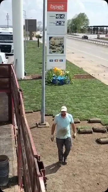 Akça Peyzaj ekibinin rulo çim uygulama çalışması